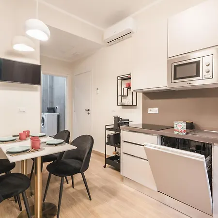 C1 Class Apartments, 2 Delux, Max 6 Persone Distante 15 Minuti A Piedi Da Fontana Di Trevi Apartment Rome