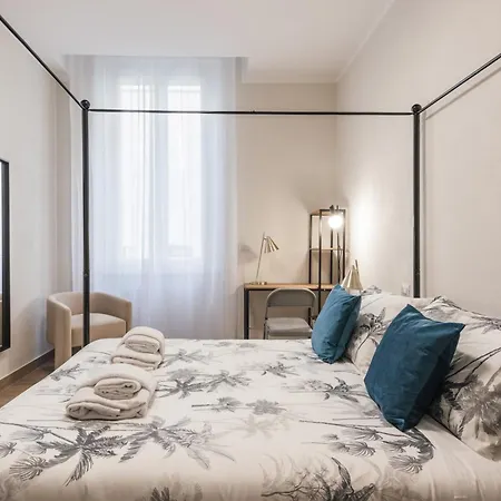 C1 Class Apartments, 2 Delux, Max 6 Persone Distante 15 Minuti A Piedi Da Fontana Di Trevi *